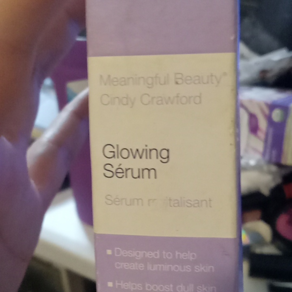Meaningful beauty by Cindy Crawford  glowing serum